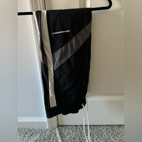 Nwot THE GIVING MOVEMENT
Relaxed Colour-block Sweatpants in RE-SHELL100© - Picture 9 of 9